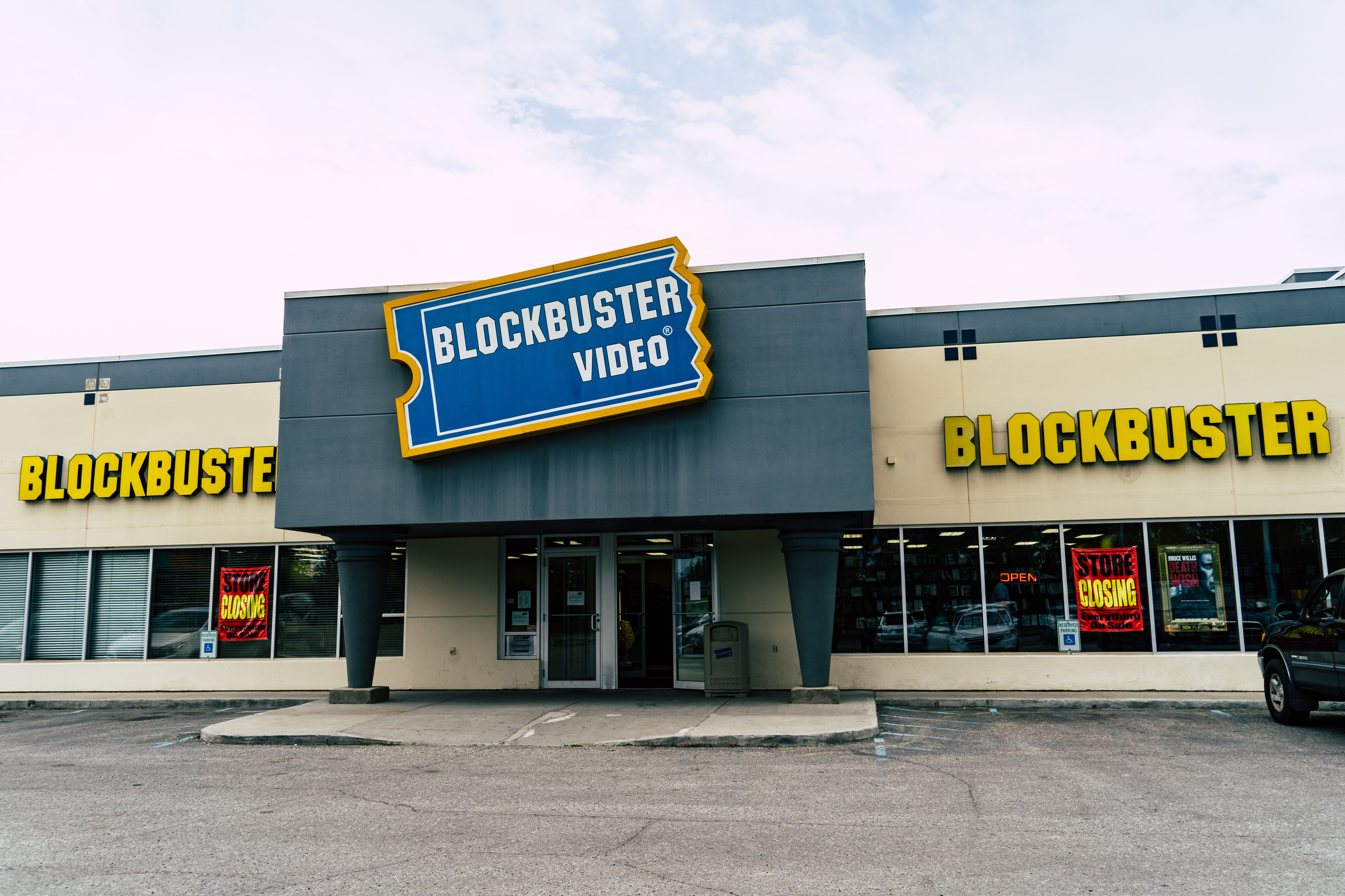 12 Popular Retail Stores That Went Bankrupt-2