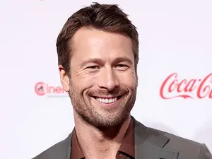 Glen Powell Brings UPS Driver Mitch to Stage