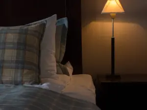 Man Lurking Under Model's Bed at 'Secure' Hotel