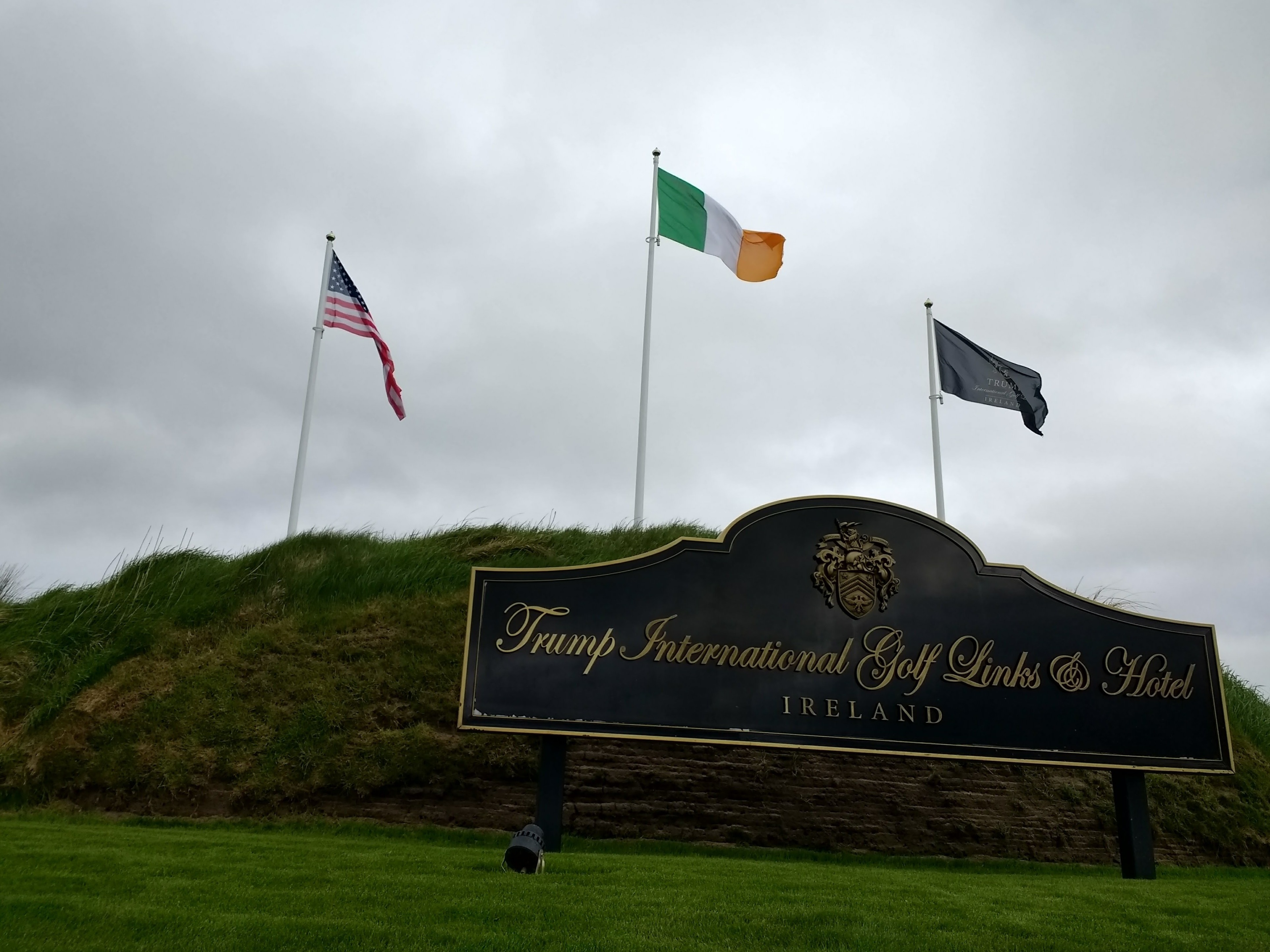 Pro-Palestinian Activists Target Donald Trump's Golf Resorts in Global Protest - 1