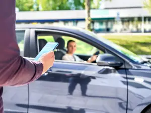 Top Safety Tips for Using Uber™ and Lyft™