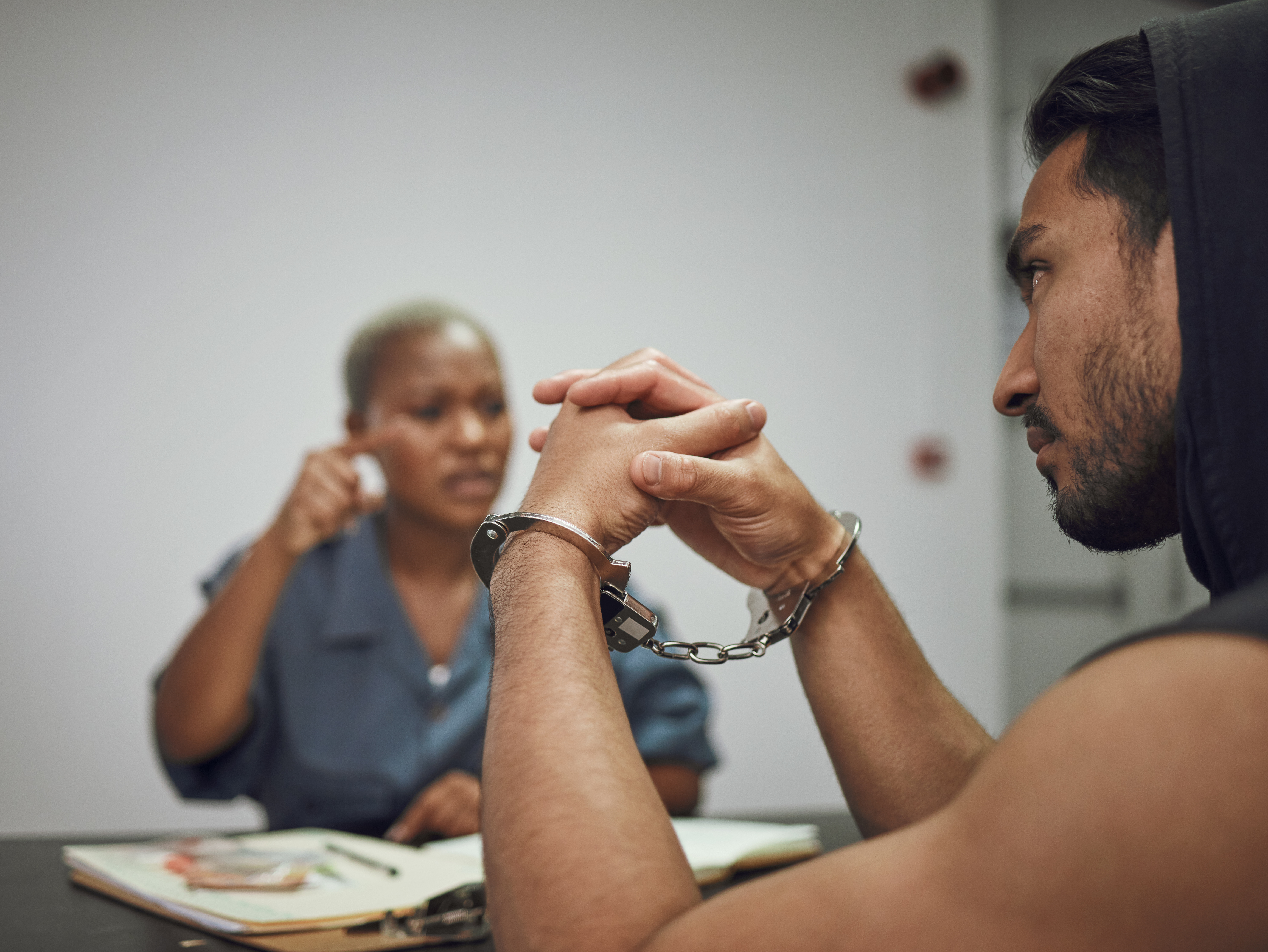 Why Female Prison Guards Fall for Inmates-2