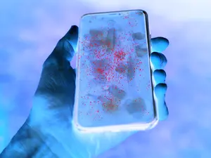 Your Cellphone Is Dirtier Than a Toilet Seat